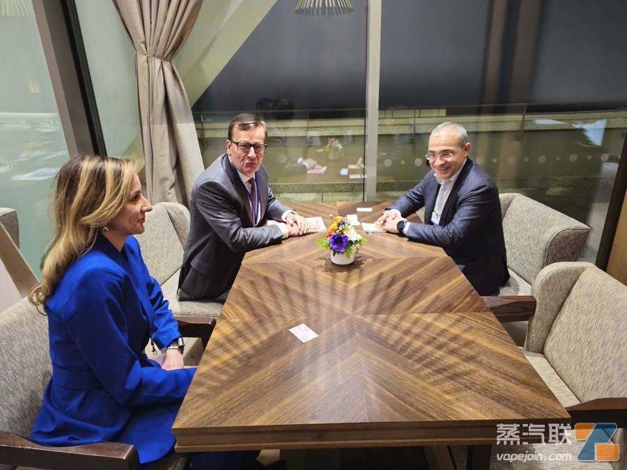 日烟国际与阿塞拜疆经济部就双边合作进行达沃斯会谈