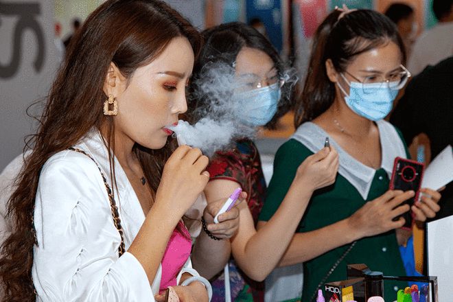 女生抽电子烟会上瘾吗？