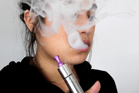 美国未成年能否抽电子烟：法律与健康问题的探讨